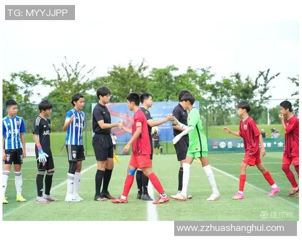 足球明星巅峰对决精彩纷呈 谁能在赛场上勇夺冠军荣耀 足球明星巅峰对决精彩纷呈 谁能在赛场上勇夺冠军荣耀